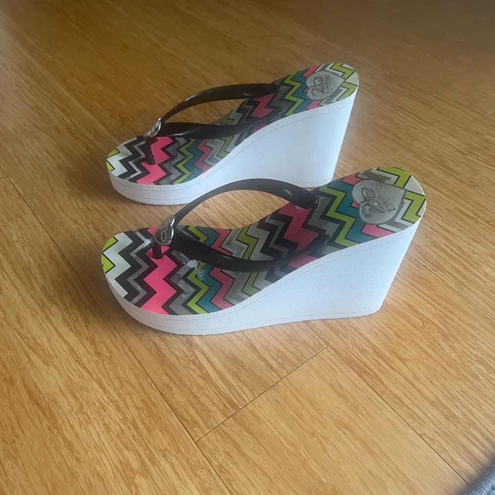 Bebe Chevron Flip Flops with Heart Detail - Picture 3 of 5
